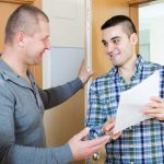 Personal intervjuar klient i bostad först boende